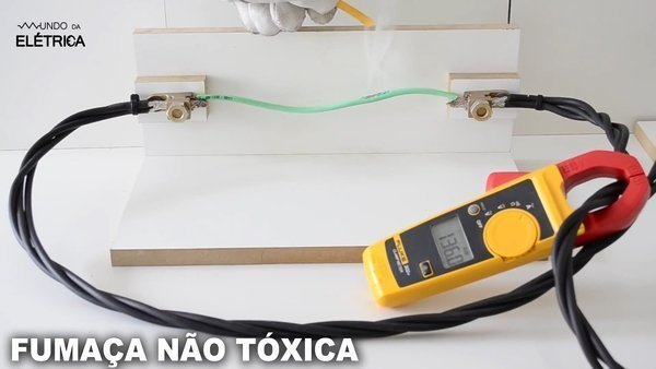 Fumaça não tóxica mostrada no papel medidor de pH Cabos elétricos fumaça tóxica