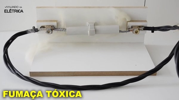 Curto circuito cabos elétricos Cabos elétricos fumaça tóxica