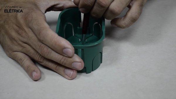 Serra copo 60 Starrett para caixa de passagem Como instalar caixa de passagem em gesso?