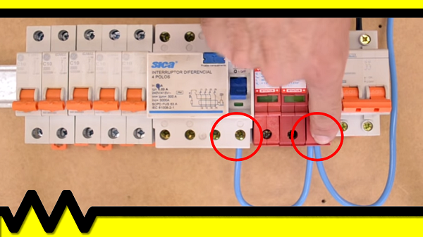 DR, IDR. DPS, trilho tipo din, barramento, barramento tipo pente, disjuntor, QDC, quadro de distribuição, montagem, condutor elétrico,aterramento DPS protege contra surto na rede elétrica.