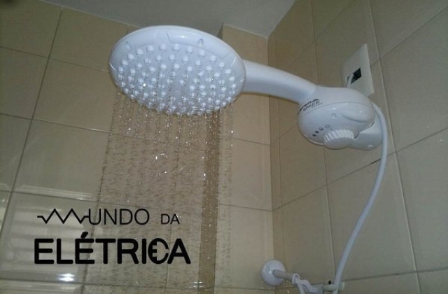 Por que a lâmpada enfraquece quando ligo o chuveiro?