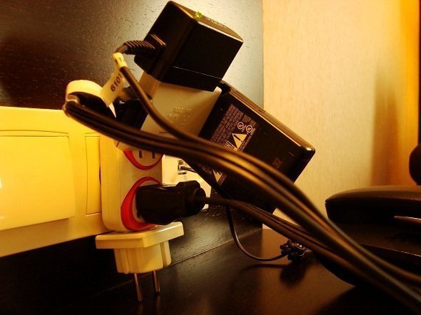Adaptador de tomadas sendo usado de maneira inadequada