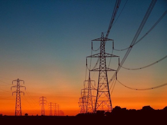 Torres de transmissão elétrica interligadas