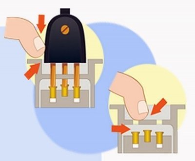 Tomada protegida contra contato direto. Plug protegido contra contato.