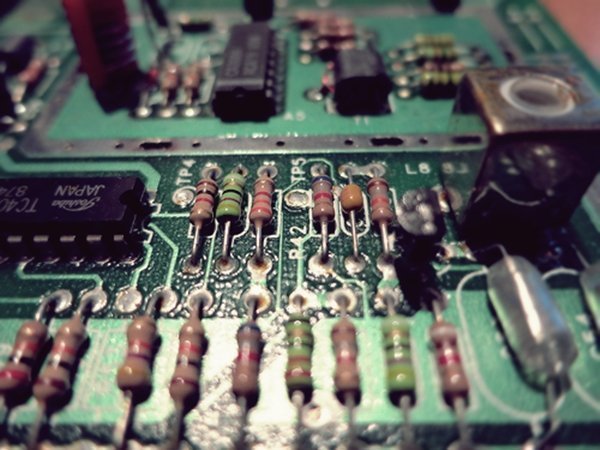 Placa eletrônica utilizando resistores.