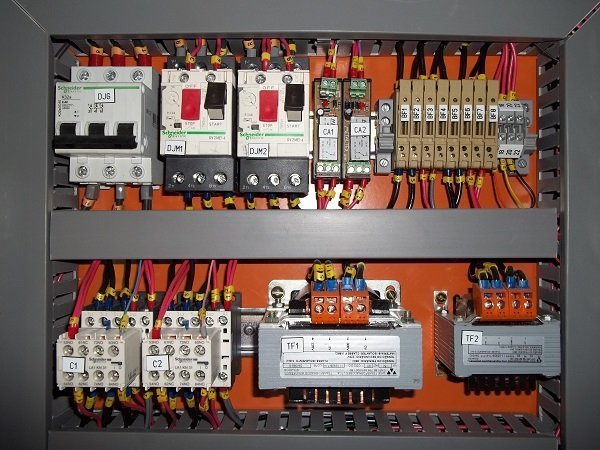 Comandos elétricos.