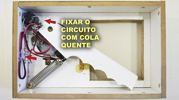 Fixação do circuito à caixa.