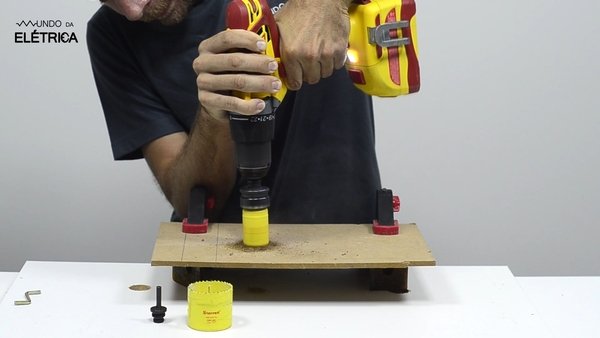 Como aumentar furo de serra copo?