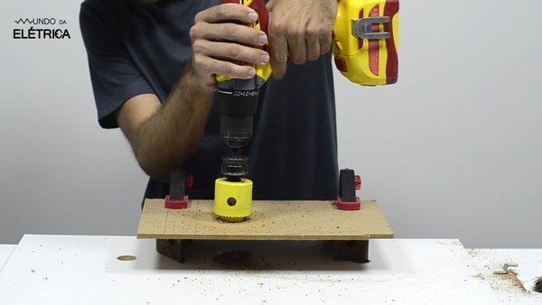 Como aumentar o furo de serra copo com outro serra copo?