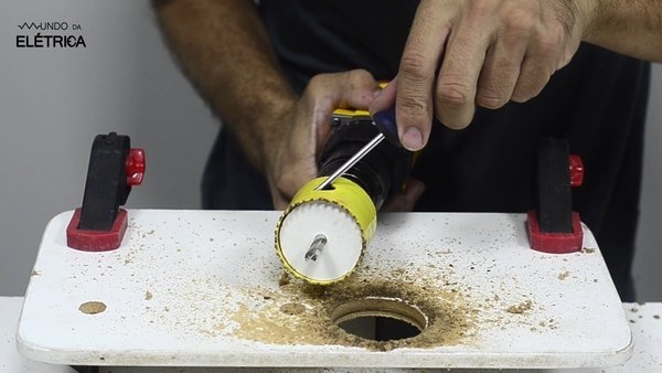 Como tirar material agarrado no serra copo?
