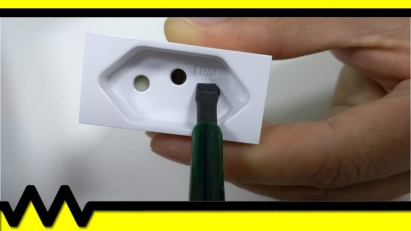 Tomada com corrente elétrica de 10A.