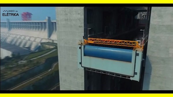 Para manter o fluxo normal de barcos e navios foi construído elevador fluvial.