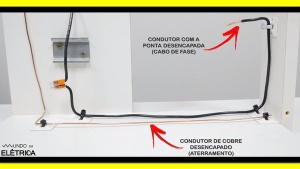 O condutor de cobre totalmente desencapado aterramento e cabo preto cabo de fase.