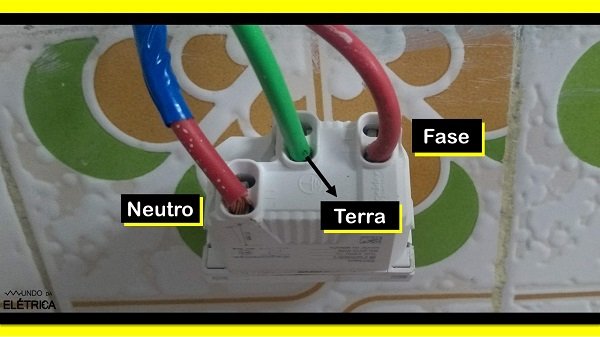 Sempre deve conecta os cabos nos bornes indicado.