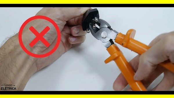 Nunca devemos cortar o terceiro pino dos plugues.