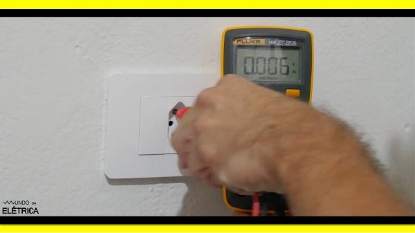 Para verificar se realmente não há tensão elétrica na tomada.