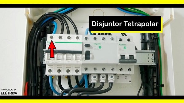 O disjuntor tetrapolar possui quatro polos permitindo que o cabo neutro seja seccionado.