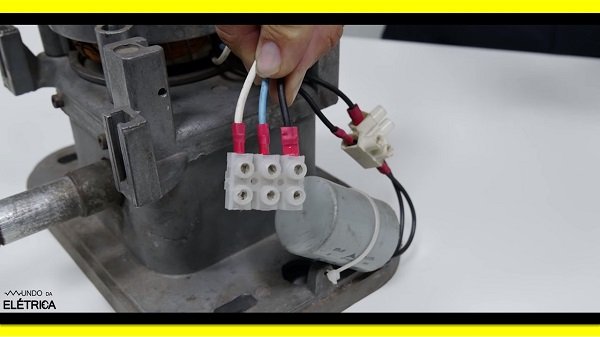Motor com três fios para para conexões.