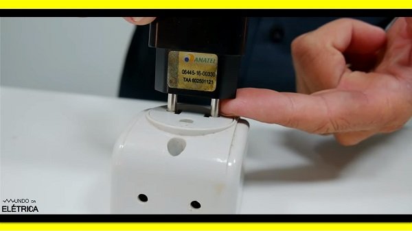 Favorece a possibilidade de contato acidental com a parte energizada.