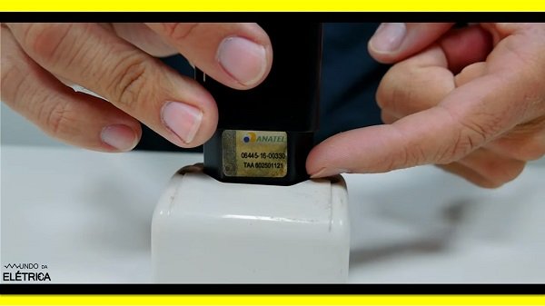 Oferecendo menos risco e evitar o contato acidental com a parte energizada.