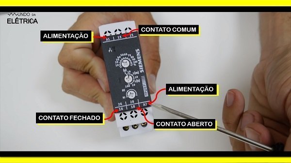 O relé de tempo também possui um contato reversível.