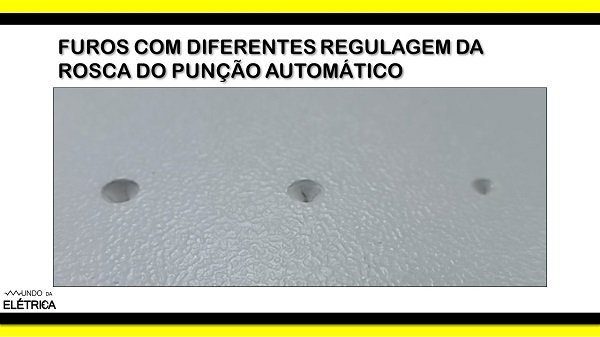 Três marcação em uma peça de madeira.