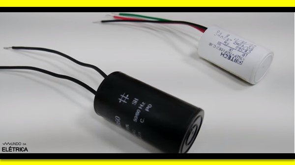 Internamente dois capacitores de 3 micro farad e outro 7 micro farad.