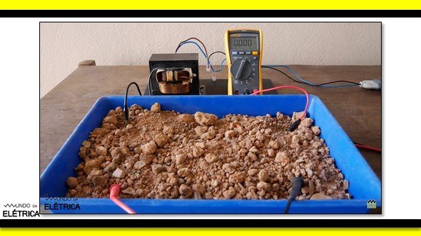 Transformador de 127 V em aproximadamente 2000 V.