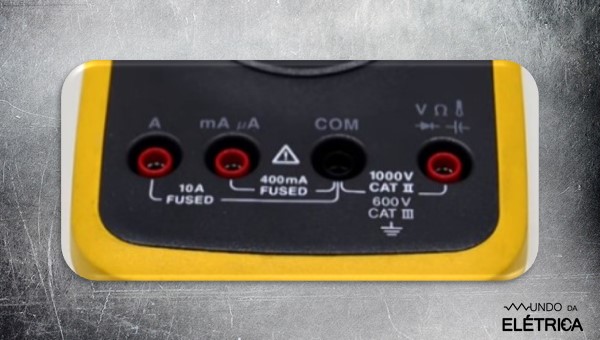 Sequência de bornes de um modelo de multímetro.