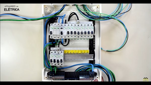 Painel de disjuntores, caixa de distribuição, quadro de disjuntores.